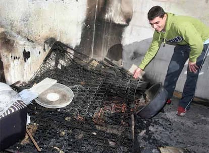 Enseres calcinados en una vivienda de la urbanización Nou Espai de La Nucia, afectada por el incendio que el sábado provocó la caída de una torre eléctrica.