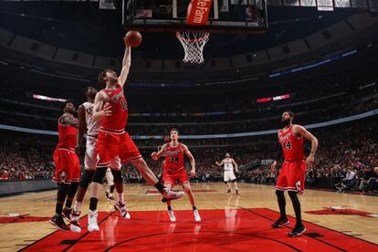 CHICAGO, IL - 09 de abril: Pau Gasol de los Chicago Bulls coge un rebote contra los Cavaliers de Cleveland el 9 de abril de 2016 en el United Center en Chicago, Illinois.