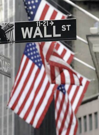 Banderas de EE UU ondean frente a la sede de la Bolsa de Nueva York.