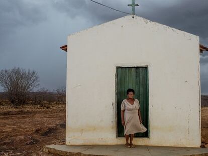 Maria Antónia Butão, de 77 años, junto a una pequeña capilla cercana a su casa. Sus abuelos lucharon en la guerra. 