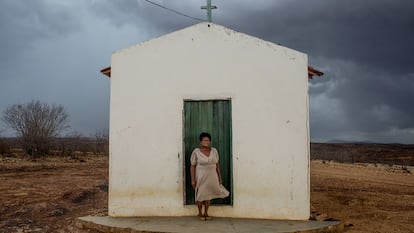 Maria Antónia Butão, de 77 años, junto a una pequeña capilla cercana a su casa. Sus abuelos lucharon en la guerra.