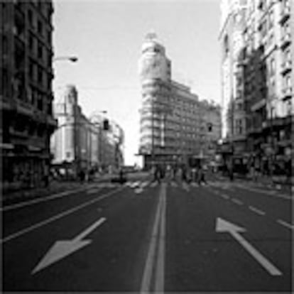 Aspecto ayer por la mañana de la Gran Vía de Madrid, en el centro de la capital de España