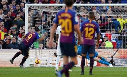 Luis Suárez marca el segundo gol de penalti del equipo barcelonés.