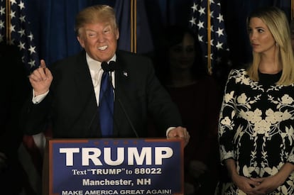 Donald Trump haciendo campaña New Hampshire. Al lado, su hija Ivanka.