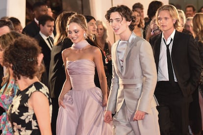 En 2019 rueda 'The King', donde surge la relación con Lily-Rose Depp. En 2019 Chalamet trabaja en su siguiente película, 'The King', una cinta ambientada en la Inglaterra de Enrique IV en la que compartió con Lily-Rose Depp. Aunque nunca posaron juntos en público, más allá de la promoción de la película junto al resto del equipo, la hija de Johnny Depp y Vanessa Paradis fue la primera pareja conocida del actor, tras su romance de instituto con Lola León, hija de Madonna. La relación se acabó en abril de 2020.
