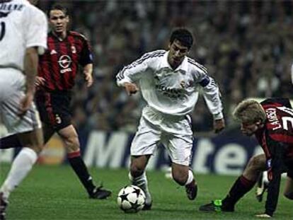 Raúl dribla a Laursen ante la mirada de Zidane, Redondo y Guti.