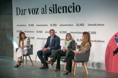 Desde la izquierda: Marina Díaz Marsá, vicepresidenta de la Sociedad Española de Psiquiatría (SEPSM) y jefa de Sección de Psiquiatría del Hospital Clínico San Carlos de Madrid; Kilian Sánchez, senador, portavoz de Sanidad y ponente de la ponencia de estudio de salud mental y prevención del suicidio, y Maribel Rodríguez, presidenta de ES+ Salud Mental, junto a Marta González Novo.