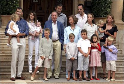 Posado veraniego de la Familia Real al completo a las puertas del Palacio de Marivent de Palma de Mallorca en agosto de 2007. A partir de ese verano, la tradicional foto de las vacaciones de la familia fue perdiendo miembros. El primero fue Jaime de Marichalar tras su divorcio de la infanta Elena.