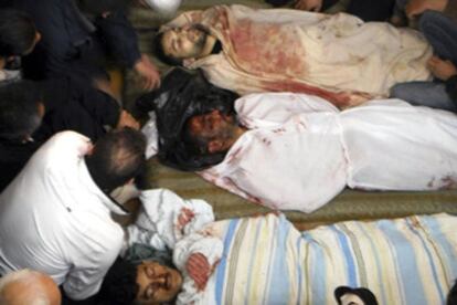 Foto de cadáveres hecha por un ciudadano con su teléfono móvil en la ciudad siria de Zamalka, cerca de Damasco.