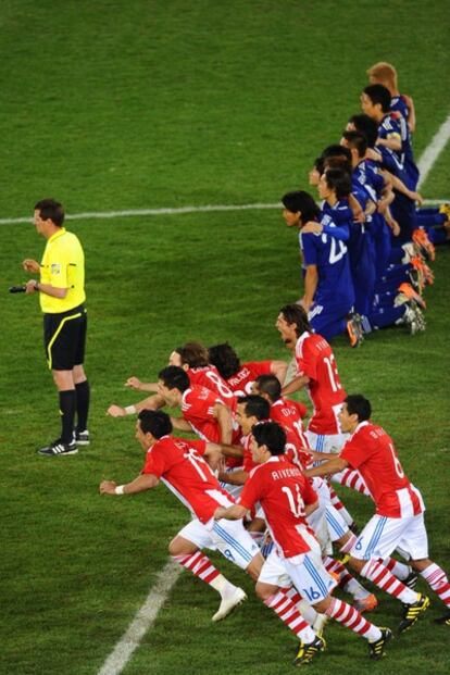 La selección paraguaya celebra el gol de Cardozo, que les clasifica para cuartos.