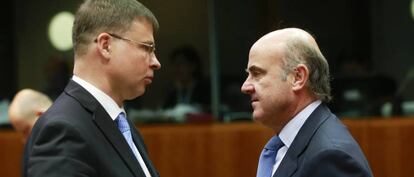 El vicepresidente de la Comisión Europea (CE) para el Euro, Valdis Dombrovskis (i), y el ministro de Economía español, Luis de Guindos, conversan antes de un encuentro de los ministros de Economía y Finanzas de la Unión Europea (UE) en Bruselas (Bélgica)