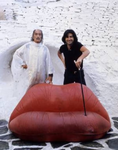 Fotografía facilitada por Bd Barcelona de Salvador Dalí y Oscar Tusquets (i-d). El genio creador de Dalí se extendió hasta el diseño de muebles, a través de unos bocetos que su amigo el arquitecto Oscar Tusquets ha materializado, una faceta de la que también se hace eco la gran exposición dedicada al artista ampurdanés que acaba de abrir sus puertas en el Museo Reina Sofía.