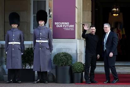 El primer ministro británico, Keir Starmer (a la derecha), recibe al presidente ucranio, Volodímir Zelenski, en el Lancaster House de Londres, este domingo. 