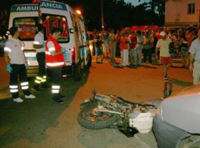 Personal sanitario traslada al hospital en una ambulancia a un motorista, que ha resultado herido de gravedad tras colisionar su vehículo con una furgoneta en una de las calles de Ciudad Rodrigo (Salamanca). EFE/Archivo