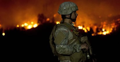 Un soldado en Valpara&iacute;so este domingo por la noche.