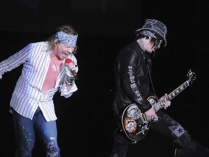 Axl Rose, el cantante de la banda estadounidense Guns n'Roses, ha recibido un botellazo en Lima tras hacer esperar tres horas al numeroso público de su concierto en la capital peruana. En las imágenes transmitidas por canales canales peruanos, y <a href="http://www.youtube.com/watch?v=WHVp7iAucCc" target="">visibles en Youtube</a> , muestran cómo Axl Rose recibe un botellazo en el torso nada más salir al escenario. Muy comedido, Axl Rose ordena parar la música y dice al público: "Damas y caballeros, si quieren arrojar mierda, entonces nos vamos. Nos gustaría quedarnos un buen rato con ustedes y divertirnos juntos", y retoma su canción <i>Chinese Democracy</i> sin mayores incidentes. Axl Rose ha protagonizado incidentes parecidos en otros conciertos, como el registrado en Sao Paulo, Brasil, el pasado 13 de marzo, pero ya no baja a pelearse a puñetazos con el público como hacía hace diez años, en las épocas más "gamberras" del grupo.