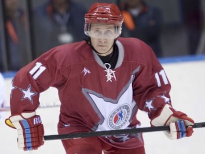 Vlad&iacute;mir Putin, en un partido de hockey hielo en Sochi. 