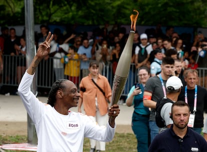 El rapero Snoop Dogg, durante el relevo de la antorcha olímpica de los Juegos de París.