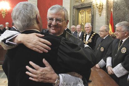 El fiscal del Estado, Eduardo Torres-Dulce, abraza a su antecesor, Cándido Conde-Pumpido.