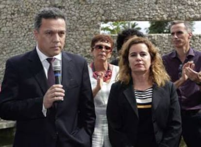 O reitor Jaime Ramírez e a vice-reitora Sandra Goulart Almeida, durante ato na UFMG.