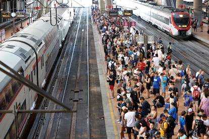 Numerosas personas en los andenes de la estación de Atocha, este jueves durante la incidencia de Cercanías.