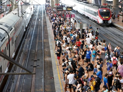 Numerosas personas en los andenes de la estación de Atocha, este jueves durante la incidencia de Cercanías.