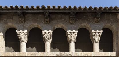 Quatre dels capitells de Santa Maria de Besalú que es conserven en el Conventet.