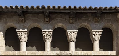 Cuatro de los capiteles de Santa Maria de Besalú que se conservan en el Conventet.