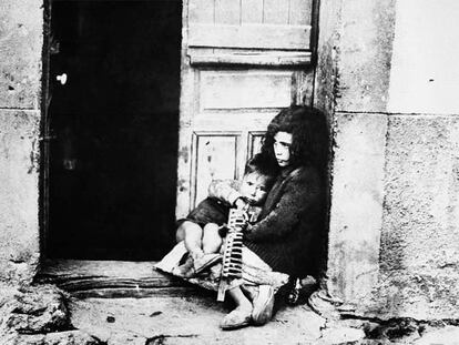 Una niña y su hermano pequeño, fotografiados en Robregordo (Madrid) en agosto de 1936, tras la lucha entre rebeldes y republicanos que asoló su pueblo.