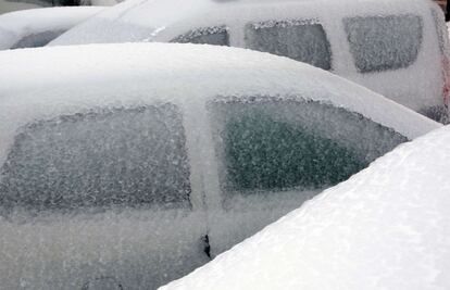 Coches cubiertos de hielo en un aparcamiento en Postojna (Eslovenia).