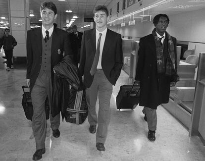 Los jugadores del Real Madrid, en el aeropuerto de Barajas, antes de salir hacia Noruega para enfrentarse al Rosenborg en partido de la Liga de Campeones, el 25 de noviembre de 1997. En la imagen, de izquierda a derecha, Víctor, Iker Casillas y Clarence Seedorf.