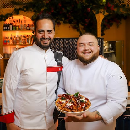 El empresario napolitano Ciro Cristiano junto al chef ejecutivo Simone Attolini, de la pizzería Baldoria, en Madrid.
Foto proporcionada por el restaurante
