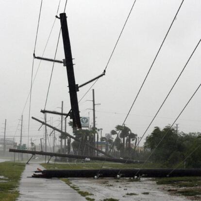 Postes derribados por los fuertes vientos de Dolly, a su paso por Puerto Isabel, Tejas