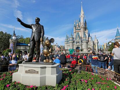 La estatua de Walt Disney y el ratón, Micky Mouse, en el parque temático de Florida.