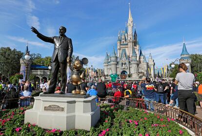 La estatua de Walt Disney y el ratón, Micky Mouse, en el parque temático de Florida.