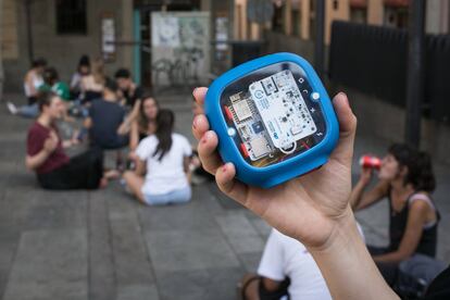 Un sonómetro en la plaza del Sol de Barcelona, parte de un proyecto europeo para medir el ruido en la ciudad