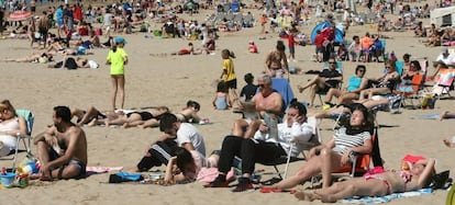 Turistas en la playa de Levante de Salou esta Semana Santa. 