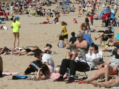 Turistas en la playa de Levante de Salou esta Semana Santa. 