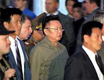 Kim Jong-il, rodeado de guardaespaldas a su llegada a la estación Yaroslavki de Moscú.