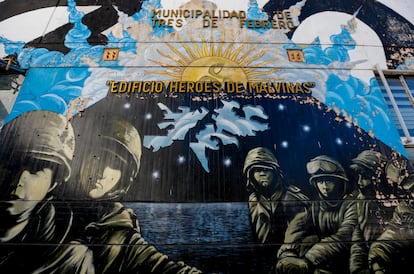 Un mural de Martín Ron inspirado en la Guerra de las Malvinas, en la sede de la municipalidad de Tres de Febrero, en la periferia de la ciudad de Buenos Aires. 