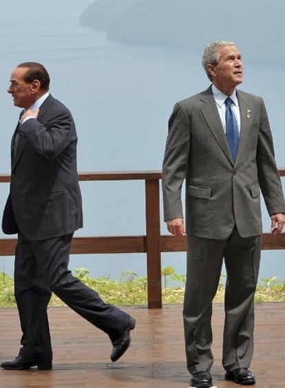 Silvio Berlusconi pasa por detrás de George W.Bush durante un acto de la cumbre del G-8