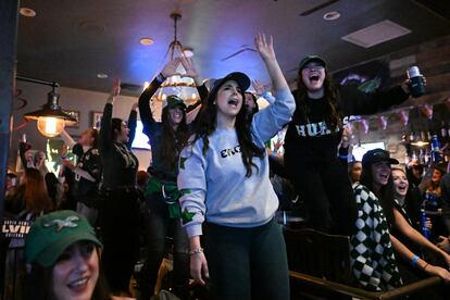 Fanáticos de los Philadelphia Eagles bailan durante el espectáculo de medio tiempo de Rihanna.  