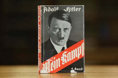 Edición de 1941 de 'Mein Kampf', de Adolf Hitler, que se expuso en la biblioteca del Museo Histórico Alemán el 15 de diciembre de 2015 en Berlín.
