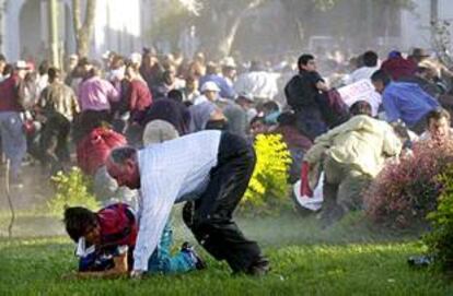 Un grupo de personas huye aterrorizado ante la carga policial con balas de goma y gases lacrimógenos.