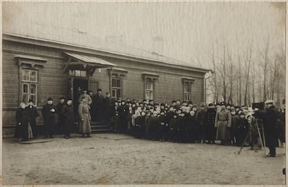 Decenas de personas esperan para retirar el cuerpo de León Tolstói en la estación de Astapovo, el 20 de noviembre de 1910.