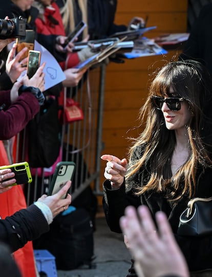 Anne Hathaway. “Calma, calma, tranquilos, calma… No me puedo hacer fotos con todos, pero me quedaré aquí y esperaré si deseáis hacer una foto. No puedo dar autógrafos, son demasiados. Me disculpo, pero quiero que tengáis algo, así que si queréis os saludaré un poco. No puedo hacerlo contigo o tendría que hacerlo con todos. Muchas gracias”. Con estas palabras, la actriz de ‘La idea de tenerte’ y ‘El Diablo Viste de Prada’ intentaba aplacar y contentar a la vez a una nube de seguidores que le esperaban junto a su coche en Roma, cuando acudía al desfile de alta costura que Valentino celebró en la ciudad en 2022. Esta no ha sido la única ocasión en la que la actriz ha tenido que pedir espacio a sus fans: en otra grabación de 2023, y armada con su amplia sonrisa, Hathaway ponía límites a otra masa de seguidores que le esperaban al apearse de su coche en la fiesta posterior a los British Fashion Awards.