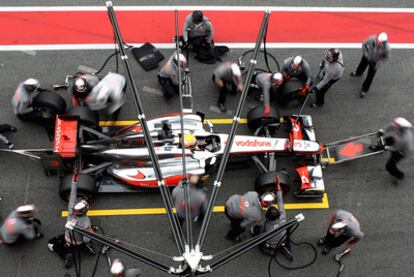 Los mecánicos de McLaren trabajan en el coche de Hamilton en el circuito de Cataluña