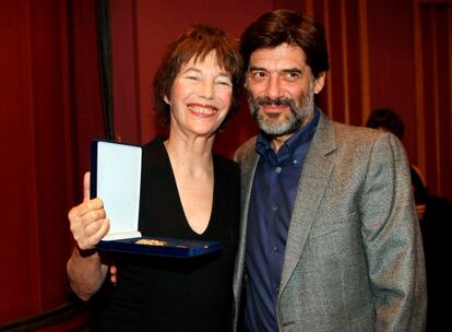 Jane Birkin ha posado con su placa honoraria junto al actor y presidente del Festival Internacional de Cine de Tesalónica Georges Corraface durante una ceremonia especial celebrada durante el certamen.