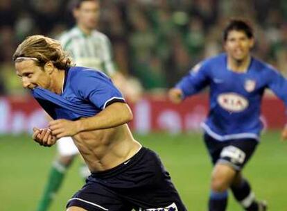 Forlán celebra un gol contra el Betis.