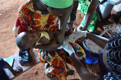 Un niño es vacunado en la campaña multi-antígeno de MSF en Lanome, subprefectura de Bangassou (República Centroafricana). 